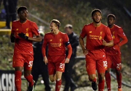 官方：阿根廷国家队征召圣吉罗斯后卫凯文-麦卡利斯特