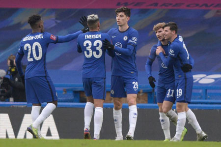 久常凉在比赛中手滑，球杆脱手刚好砸在了自己的小球上